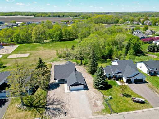 Behind the home is woods and the community park and the home is in ideal location with club house and restaurant just up the road.