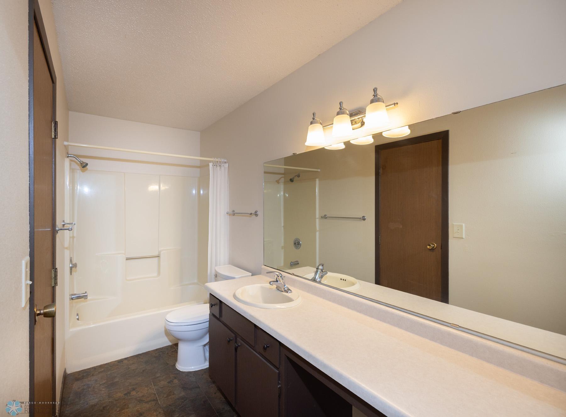 Hollywood Full Bathroom