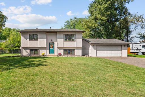Your search ends here! Located on quiet dead end street just walking distance to Bald Eagle Lake & Tamarack Nature Center