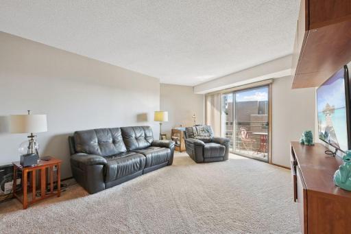 Spacious great room for easy entertaining.