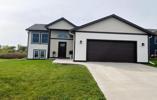 615 7th Avenue NE, Plainview, MN 55964