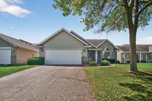 Beautifully maintained one-level detatched townhome.