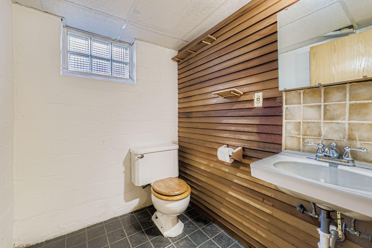Functioning half bath in lower level. No value was assigned to this room when pricing home.