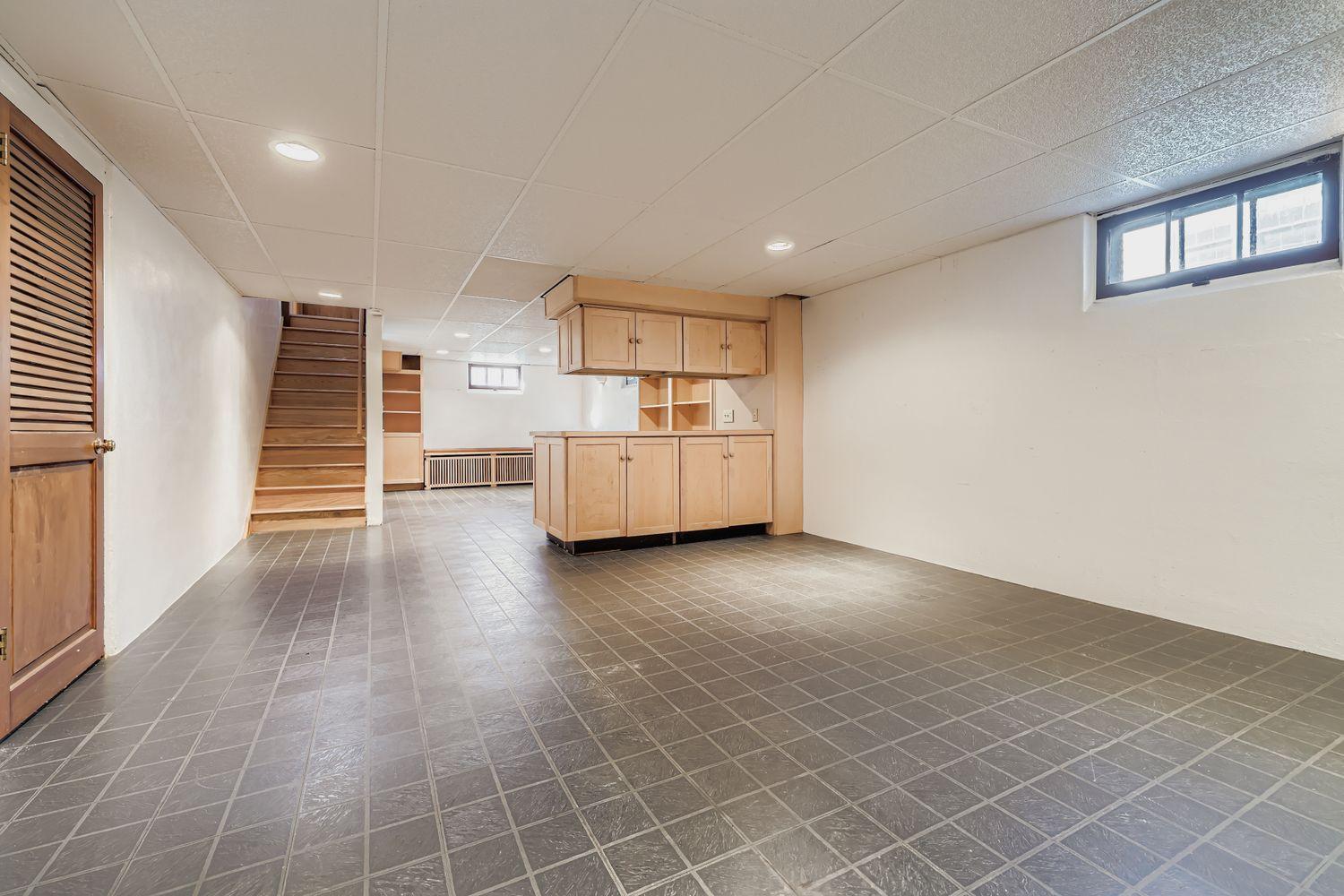 Options a many in this large lower level! Let your ingenuity and originality soar!