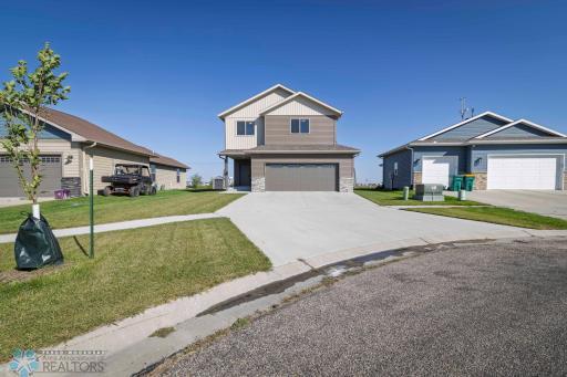 94 6th Street E, Horace, ND 58047