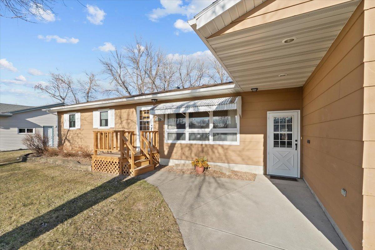 01-738 6th St S Exterior.jpg