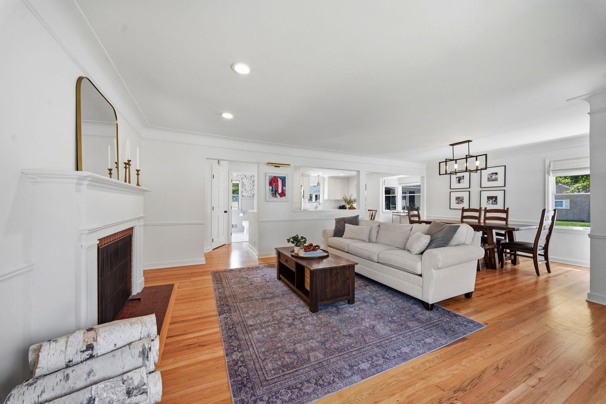 Open & bright living room