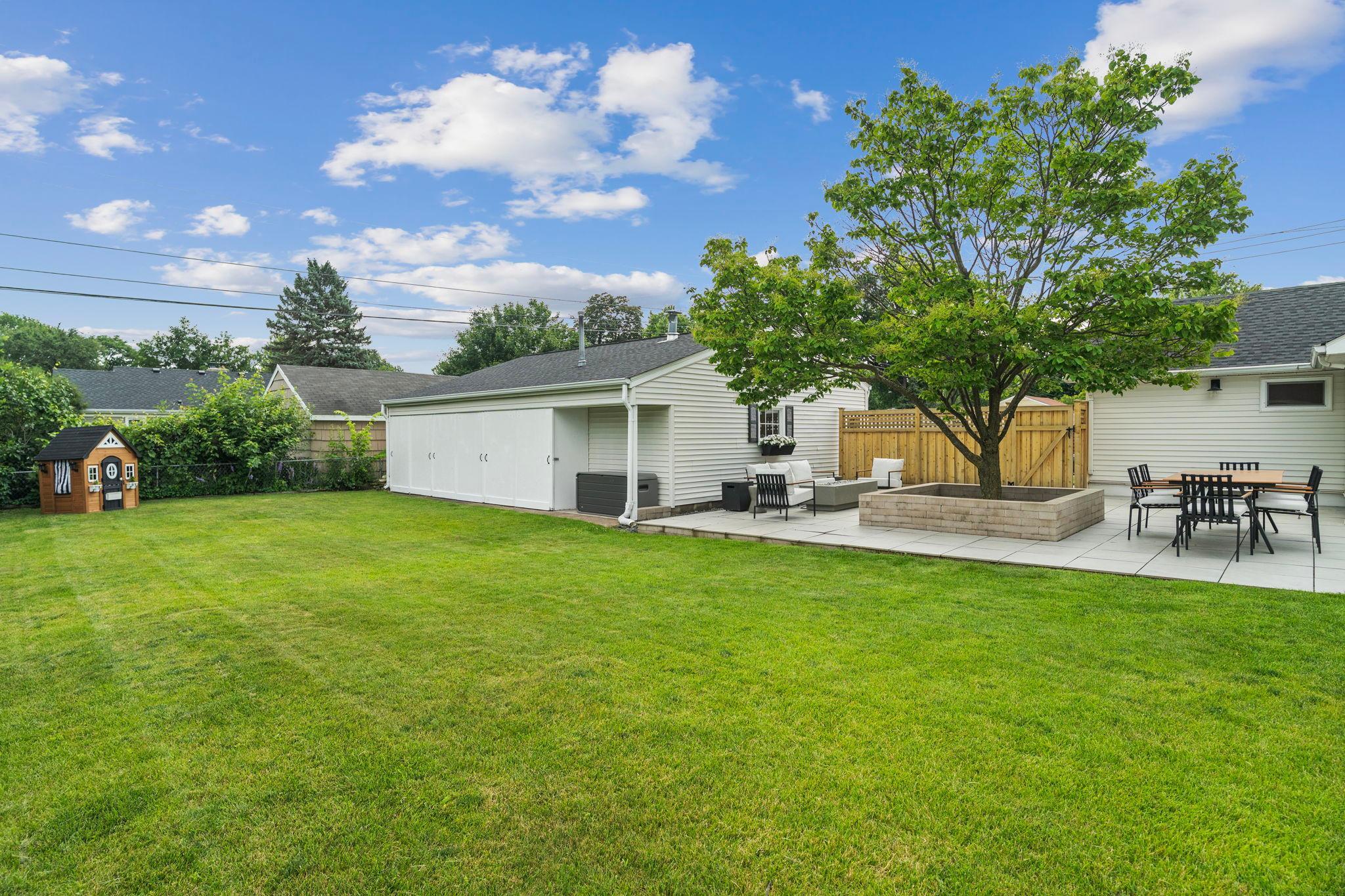 Large backyard space w/ new patio