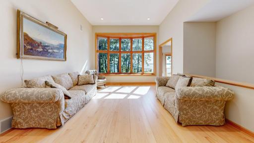 023_17107-95th-avenue-living-room_1_832.jpg