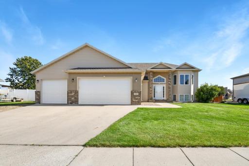 1060 Parkway Lane, West Fargo, ND 58078