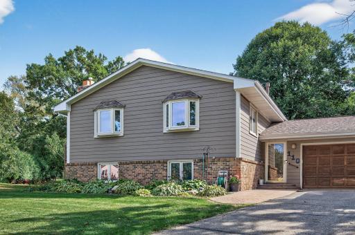 110 Pony Lane E, Apple Valley, MN 55124
