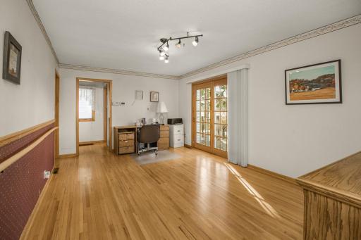 Main floor family Room/dining room w/hardwood floors
