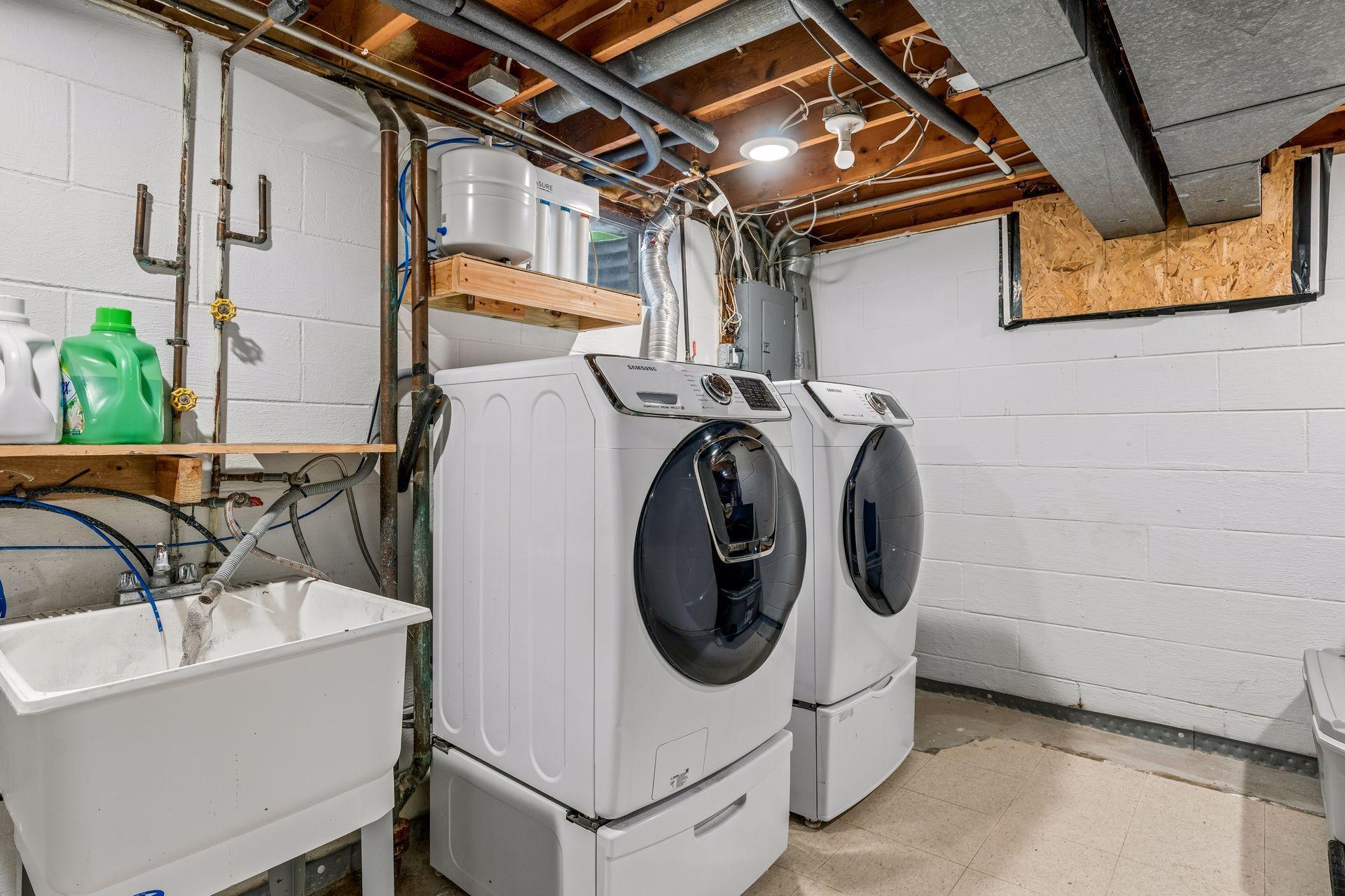 Samsung Steam washer and dryer set with pedestals.