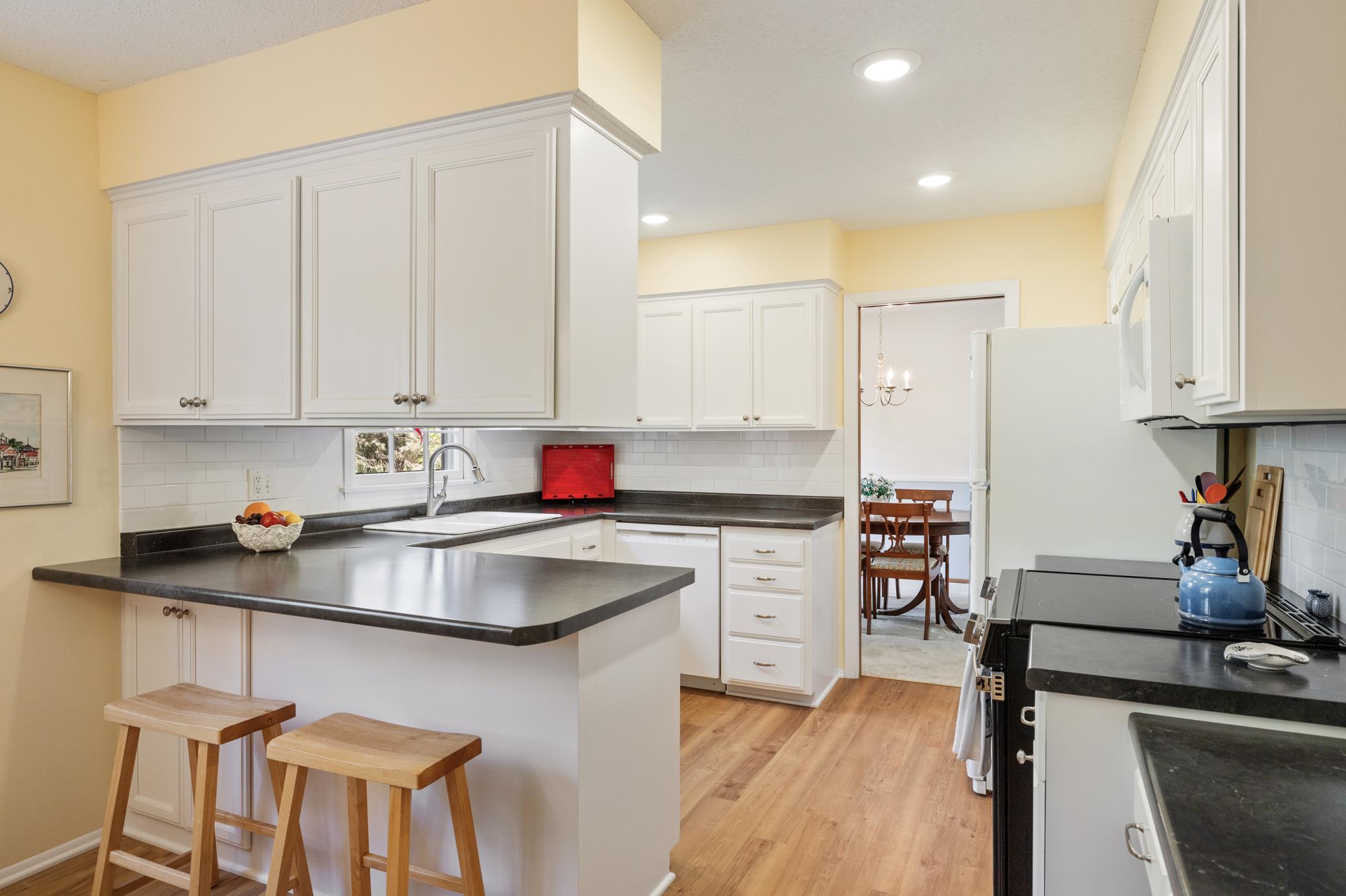 Nicely appointed kitchen...
