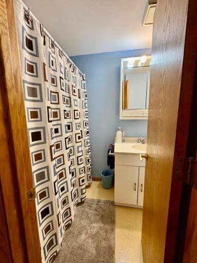 Full bath 1 at entry