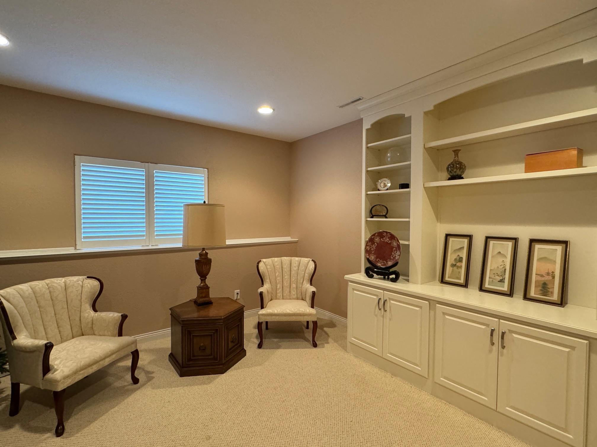 LL Fam Room with look out window