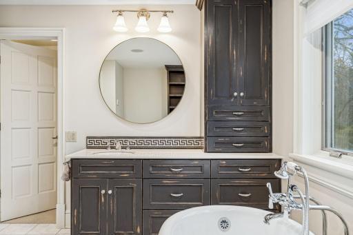 201-web-or-mls-1492 Hunter Dr-201.jpg