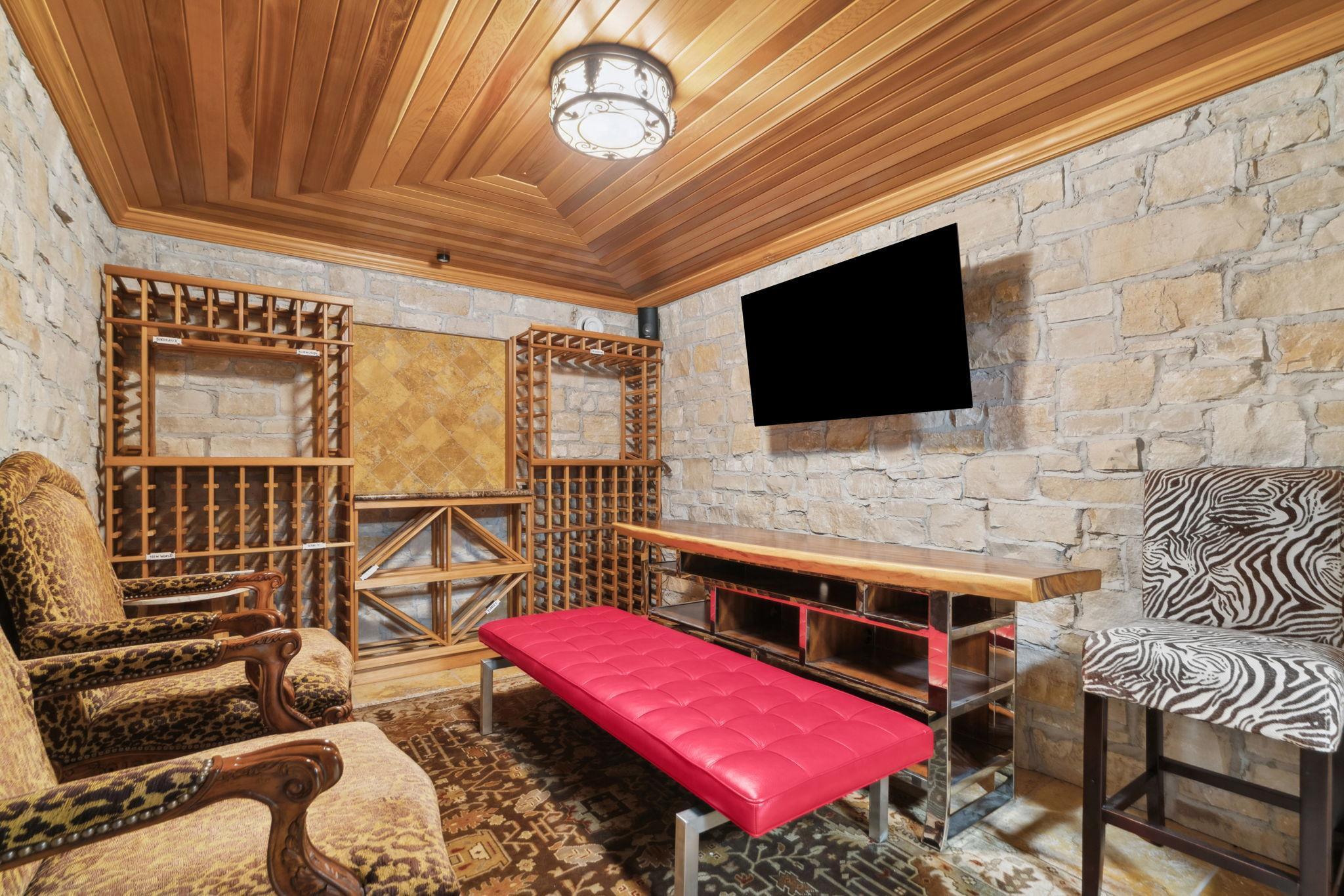 208-web-or-mls-1492 Hunter Dr-208.jpg