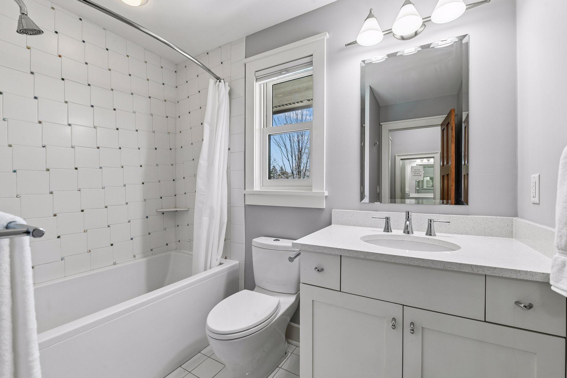 Full bath in 3rd bedroom