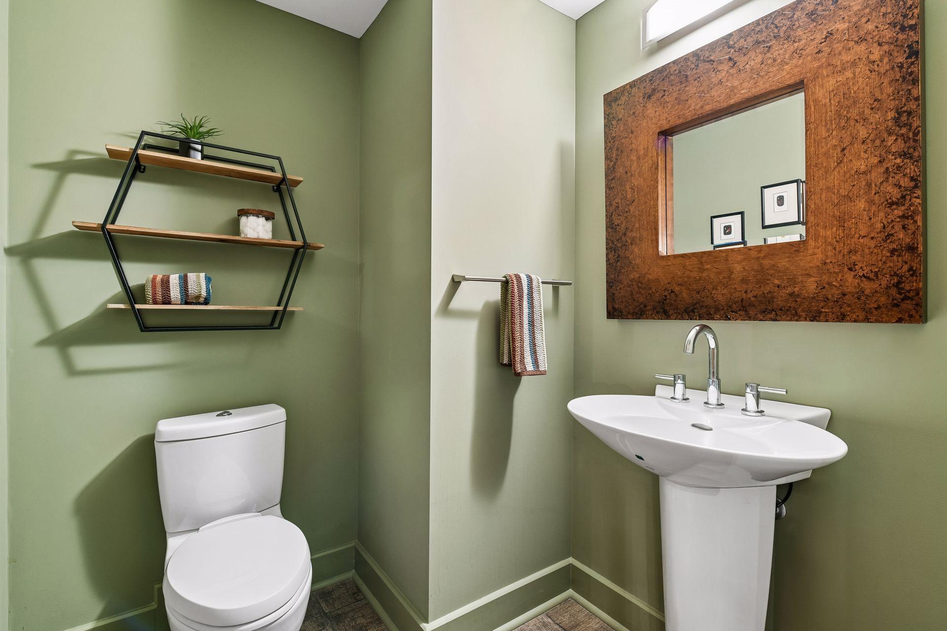 Lower level powder bath