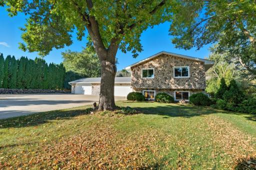 Incredible move-in ready home in Lino Lakes!