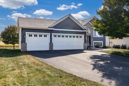 985 Cobblestone Lane, Belle Plaine, MN 56011