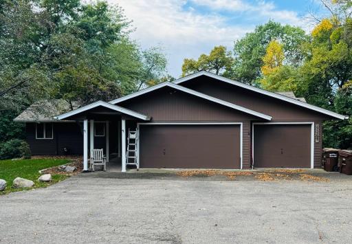 9261 Kiowa Trail, Chanhassen, MN 55317