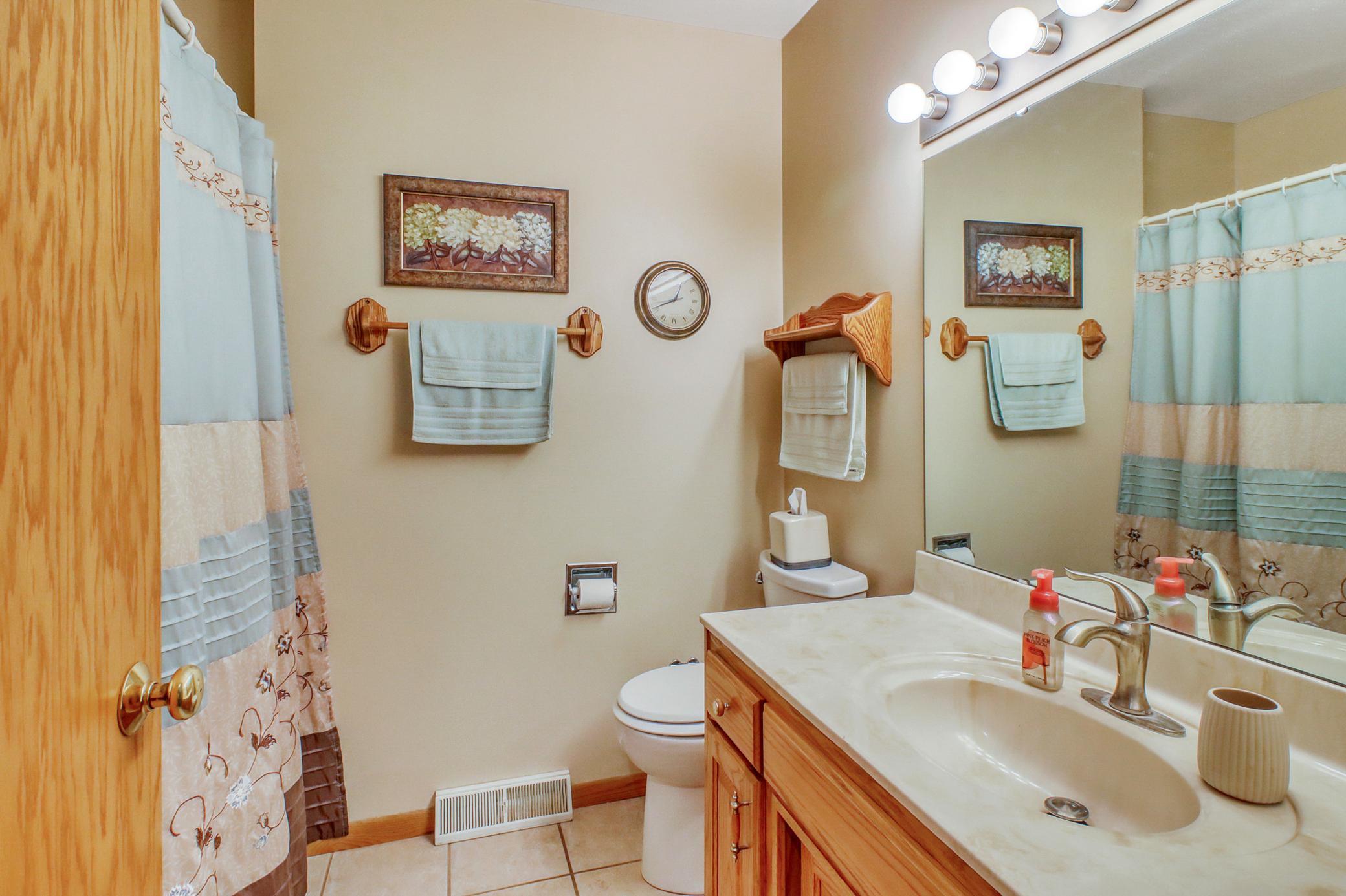 Bathroom1_1-3264.jpg