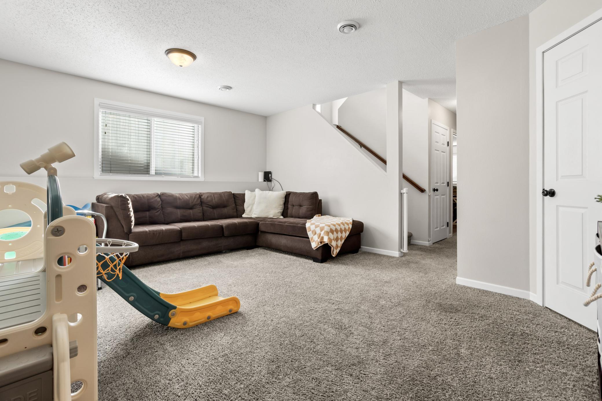 1051 42nd Ave W