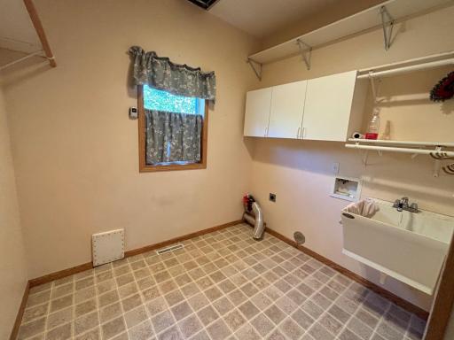 322 Oriole Avenue N, Thief River Falls, MN 56701