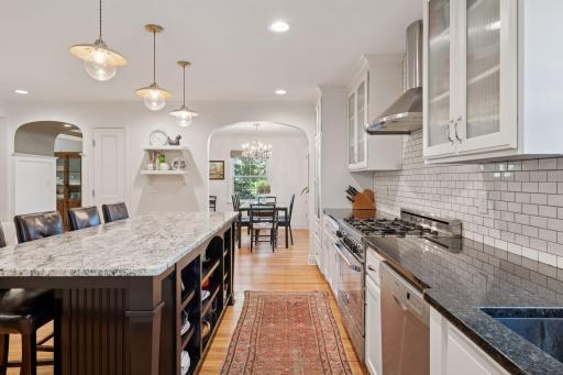 Effortless flow between kitchen and dining
