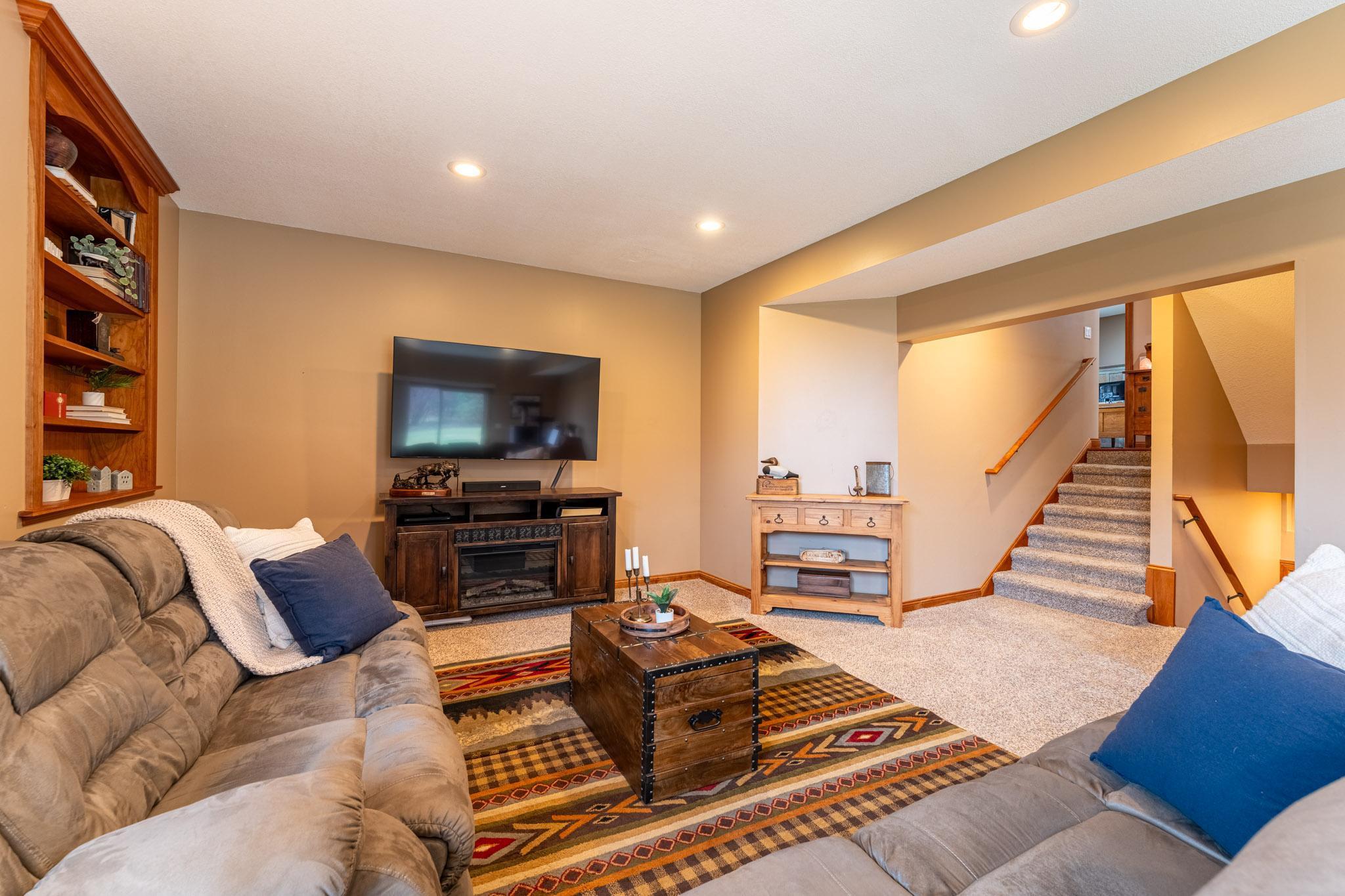 Family room dimensions are 25.5 x 14.5 ft.