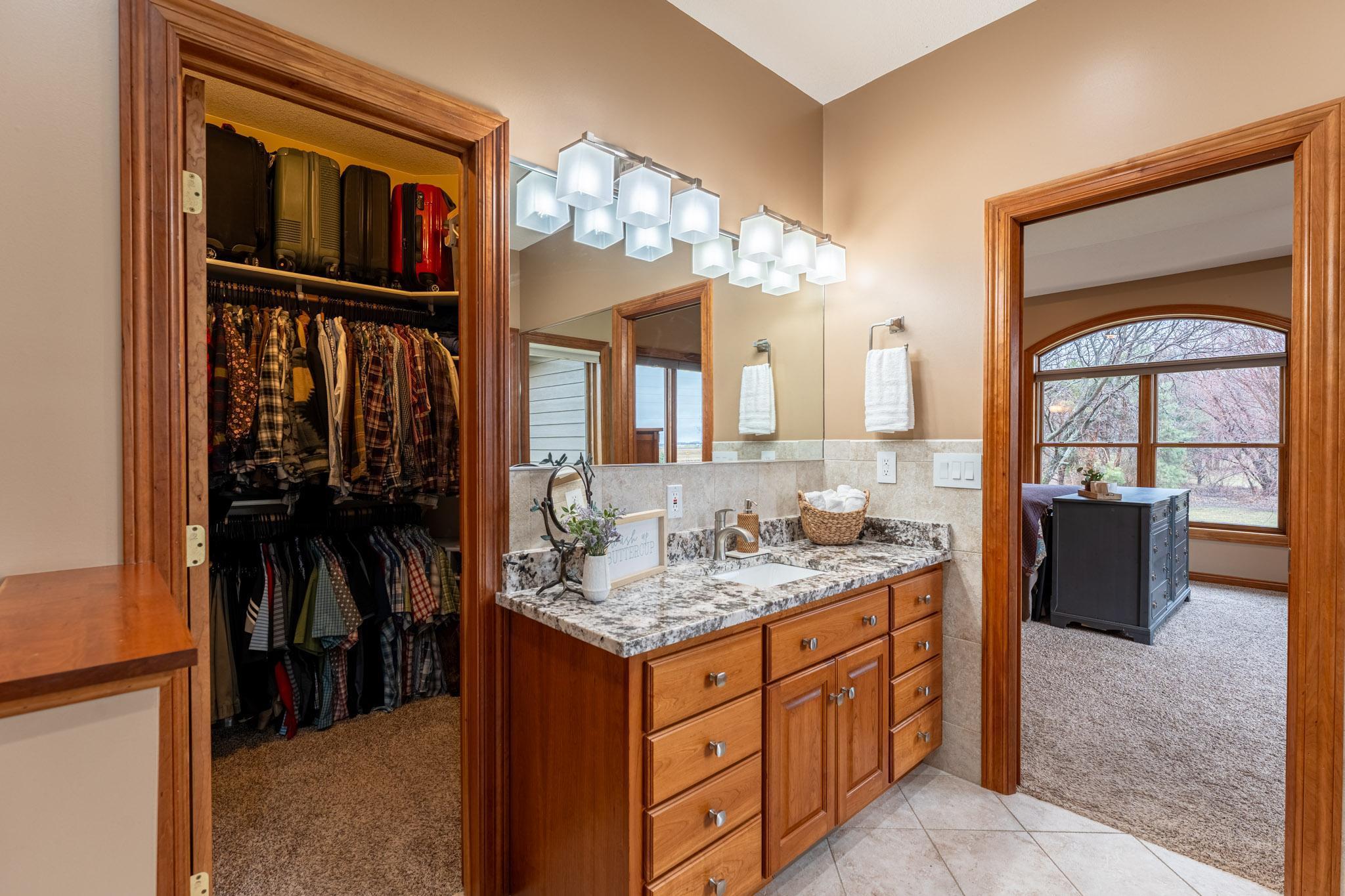 9 x 6 ft walk-in closet