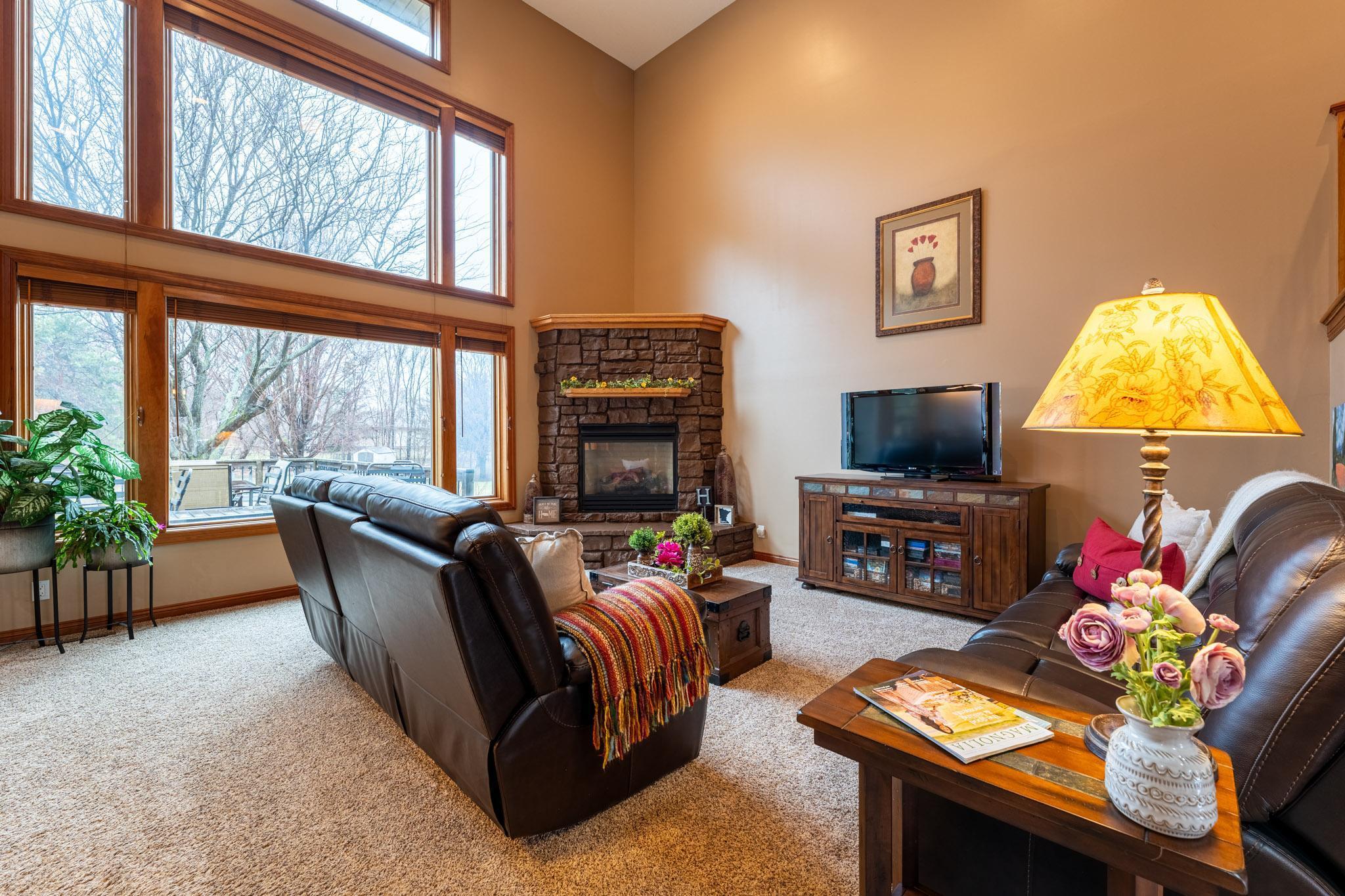 The living room dimensions are 17x16.5 ft.