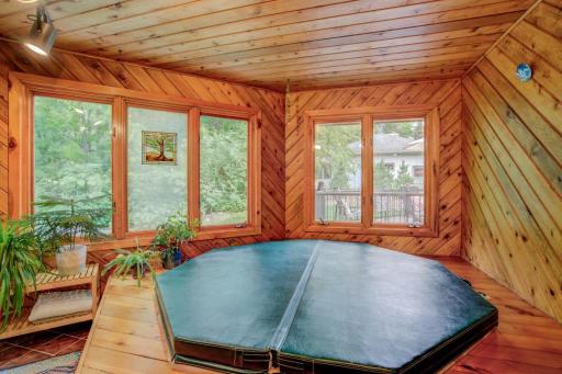 5645_Grant_Lorenz_Rd_Shorewood-17-original-Jacuzzi_1080.jpg