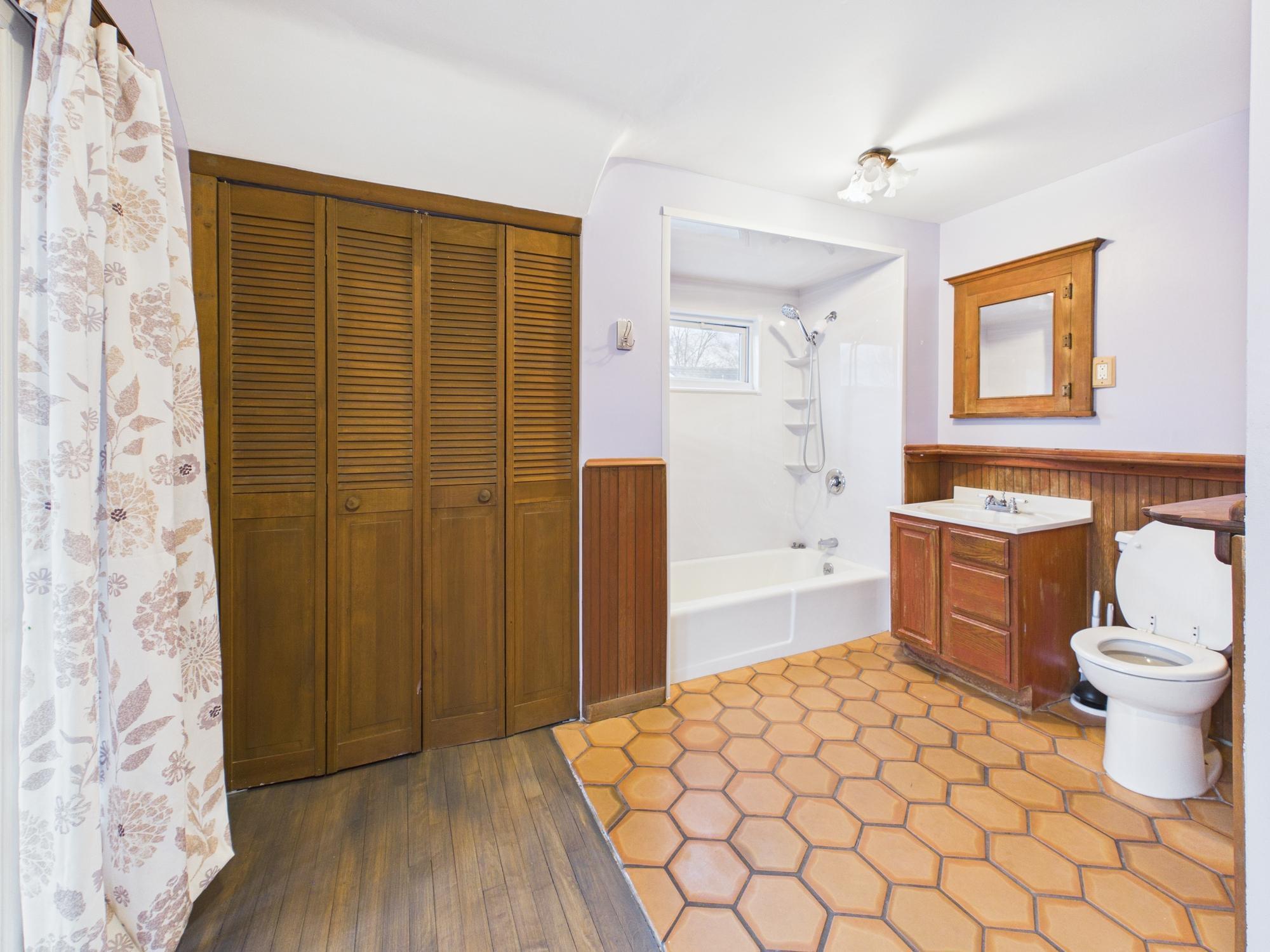 Upper level main bath - 3032 Longfellow Ave., Minneapolis