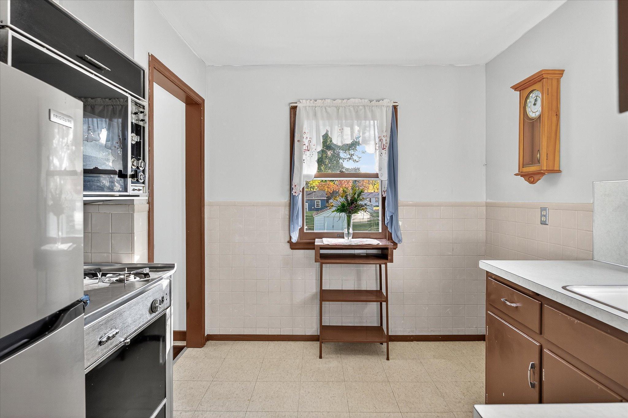 11-8519 Stevens Ave-11.jpg