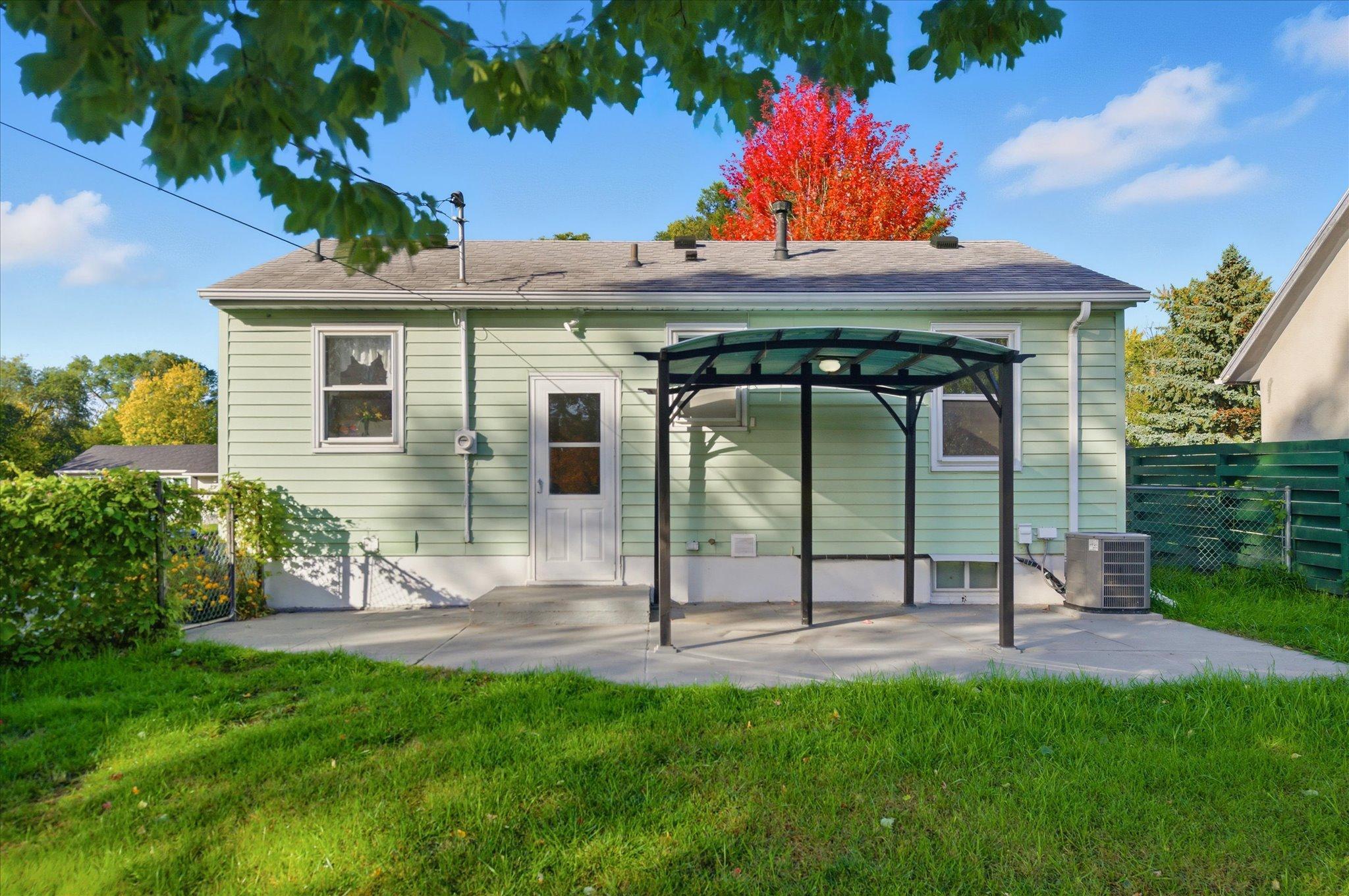 05-8519 Stevens Ave-5.jpg