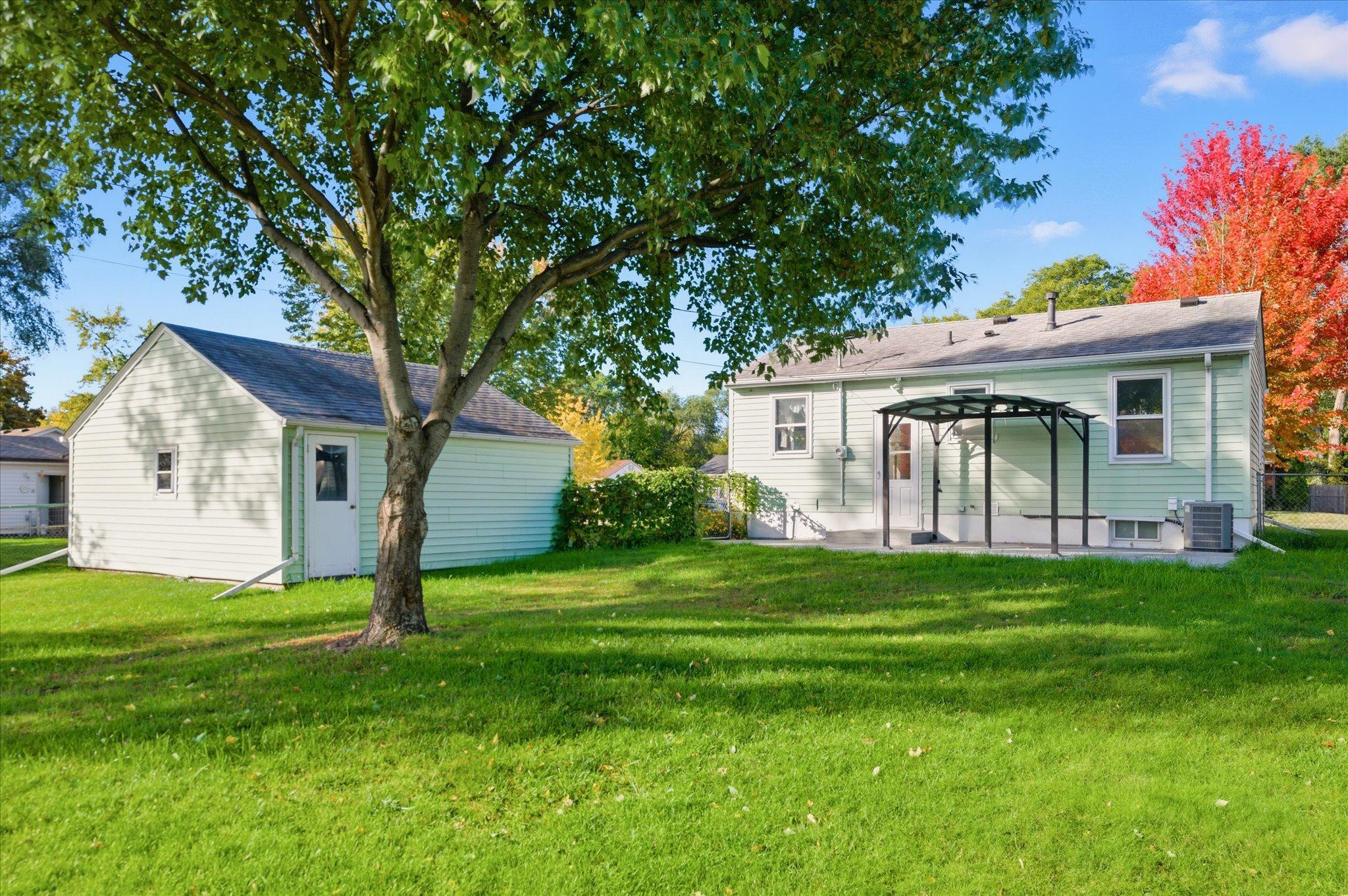 06-8519 Stevens Ave-6.jpg