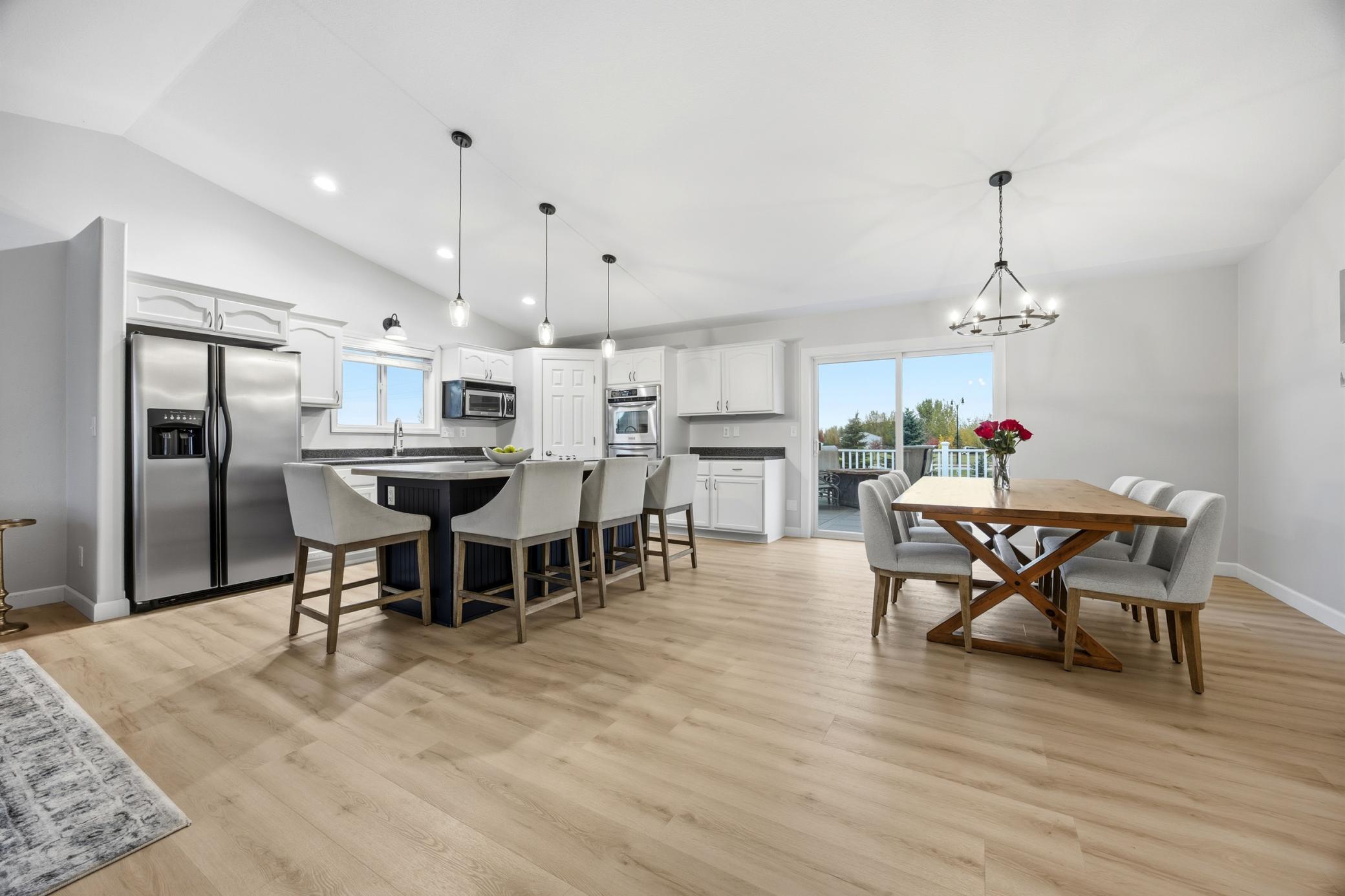 Kitchen & Dining