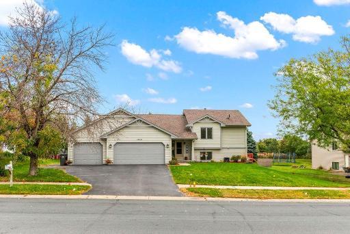 1250 Lake Susan Hills Drive, Chanhassen, MN 55317