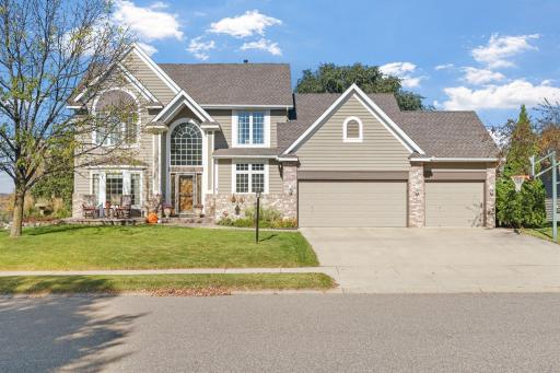 Welcome to 163rd Street w - This single owner home sitting in a prime Lakeville location is ready for it's new owners.