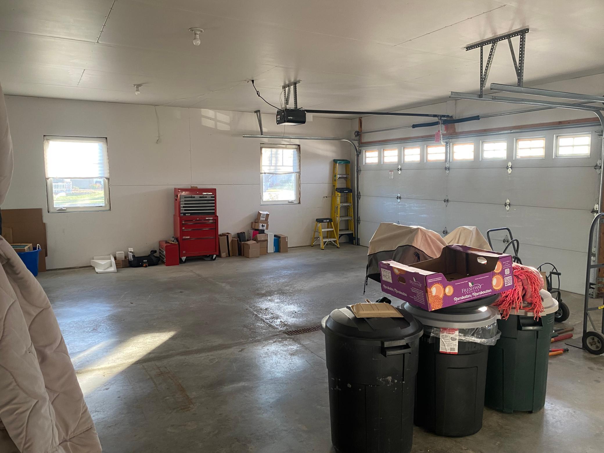 Garage with floor-drain