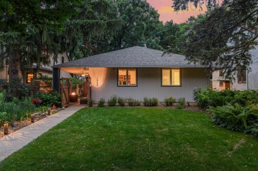 1049 Thomas Avenue S, Minneapolis, MN 55405