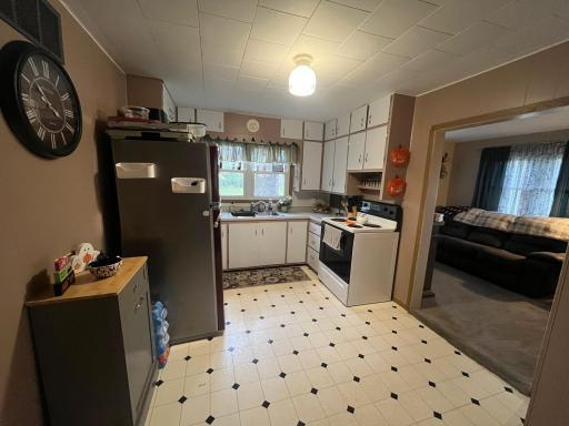 10 S Borud Street, Winger, MN 56592