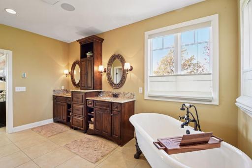 Lovely bath tub that is perfect for a candle lit tub or reading and relaxing.