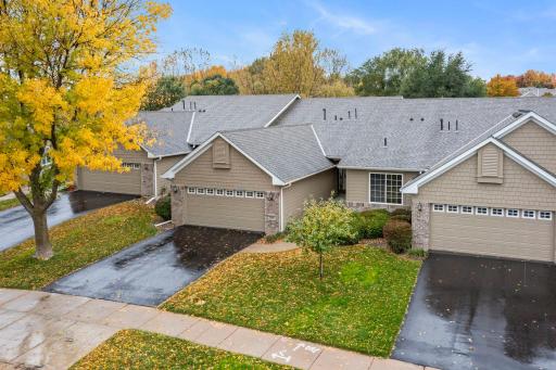 Wow! Don't miss this one! One level living townhome with extra space for guests. Outstanding Prior Lake location close to it ALL!!