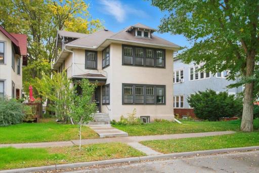 Perfect Lyn-Lake Location! Upper Level 2 Bedroom + Den