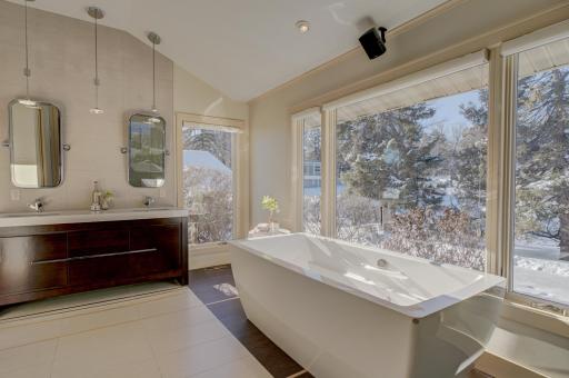4 W Shore Road, Saint Paul, MN 55127