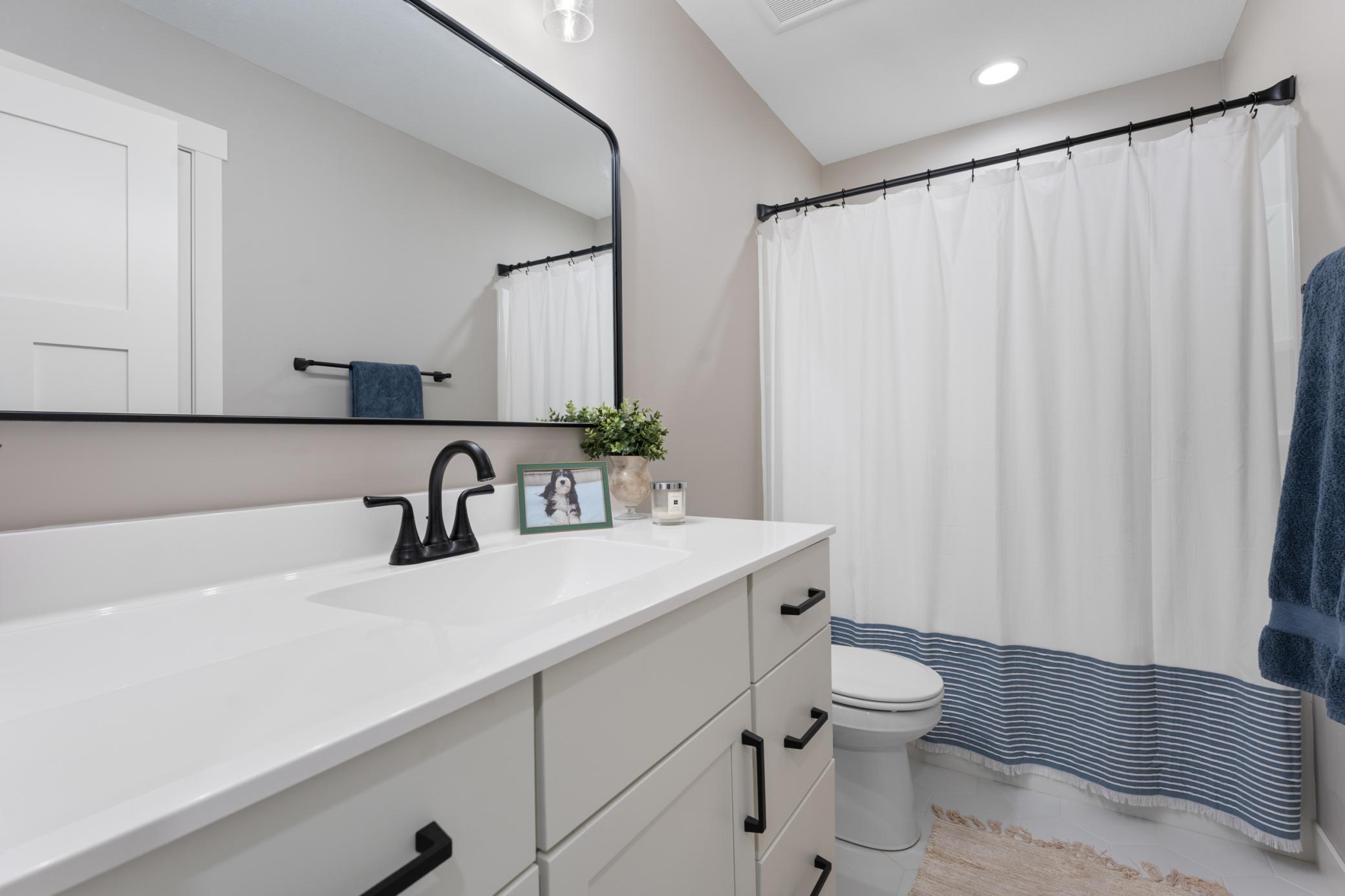 Lower Level: Full Bath